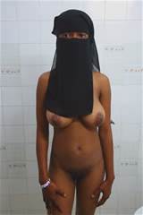 Somali Hiajb girl - Nude_woman_with_niqab.jpg