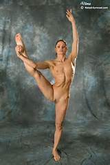 Nude gymnast in exclusive contortion performance